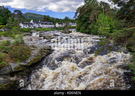 Fällt der Dochart, whitewater Rapid im Dorf Killin, Loch Lomond und der Trossachs National Park, Stirling, Schottland, UK Stockfoto