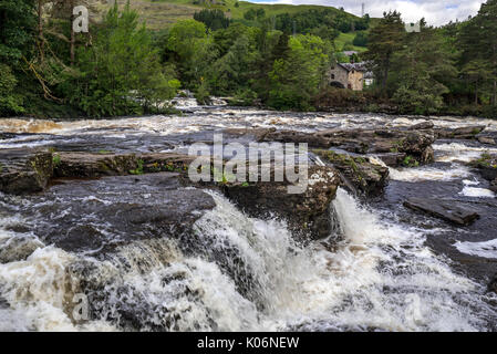 Fällt der Dochart im Dorf Killin und die Alte Mühle/St. Fillan's Mühle, Loch Lomond und der Trossachs National Park, Stirling, Schottland, UK Stockfoto