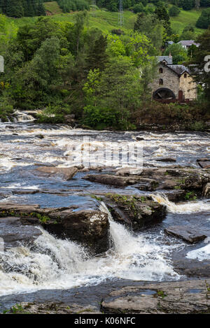 Fällt der Dochart im Dorf Killin und die Alte Mühle/St. Fillan's Mühle, Loch Lomond und der Trossachs National Park, Stirling, Schottland, UK Stockfoto