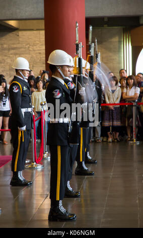 Taipei, Taiwan - 21. März 2015: feierliche Wachablösung in der Sun Yat-sen Memorial Hall Stockfoto