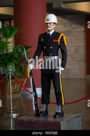 Taipei, Taiwan - 21. März 2015: Wache vor Sun Yat-sen-Statue Stockfoto