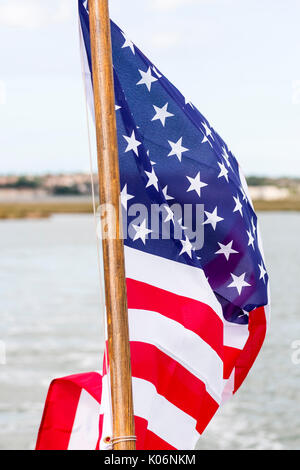 Amerikanische Flagge Flattern aus dem Heck des Bootes. Close Up, Fluss hinter der Flagge. Stockfoto