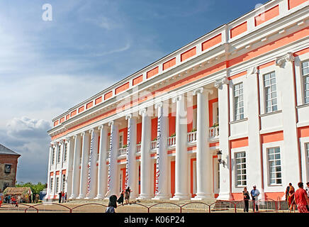 TULCHYN, UKRAINE - Juni 05, 2017: Potocki Palace. OperaFestTulchyn, internationalen Oper Open Air Festival in Tulchyn gehalten wurde Stockfoto