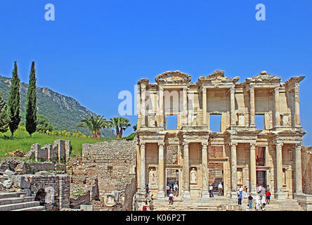 SELCUK, Türkei - 30. APRIL 2012: Unbekannter Touristen besuchen die griechisch-römischen Ruinen von Ephesus. Ephesus gilt für die UNESCO Liste Mitgliedschaft Stockfoto