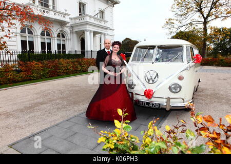 Hochzeit Autos, wobei die Braut oder Partner und wer ist ihm oder ihr Weg zur Zeremonie, und dann die NEU - ehepaar an die Rezeption. Stockfoto