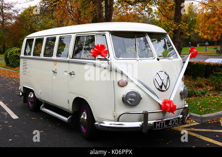 Hochzeit Autos, wobei die Braut oder Partner und wer ist ihm oder ihr Weg zur Zeremonie, und dann die NEU - ehepaar an die Rezeption. Stockfoto