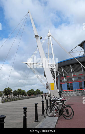 Vertikale Ansicht von Cardiff Millennium Stadium Gebäude Exterieur und Fahrräder, die auf dem Riverside Boardwalk im Sommer Wales UK KATHY DEWITT geparkt Stockfoto