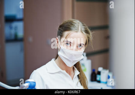 Porträt einer schönen weiblichen Zahnarzt in einem gut ausgestatteten, Kabinett. Stockfoto