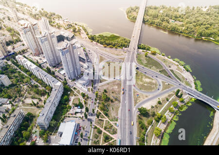 Wohnviertel in einer großen Metropole mit Kreuzungen und Häuser. Anzeigen eines neu errichteten Wohnanlage mit einem Shopping Center in den unteren Etagen. Stockfoto
