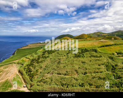 Luftaufnahme von Kulturpflanzen und den Ozean auf der Azoren Insel Sao Miguel in Portugal. Stockfoto