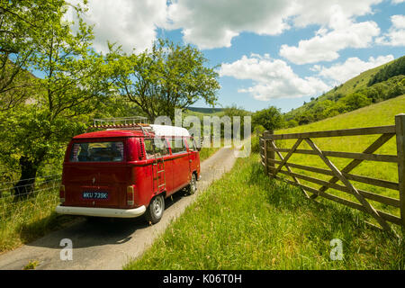 Sommer im Wye Valley: eine Frau mittleren Alters fahren Ihre klassische 1973 VW Typ 2 (T2) Erker roten Wohnmobil Urlaub entlang der malerischen Wye Valley in der Mitte von Wales an einem heißen Juli morgen. Powys Wales UK Stockfoto