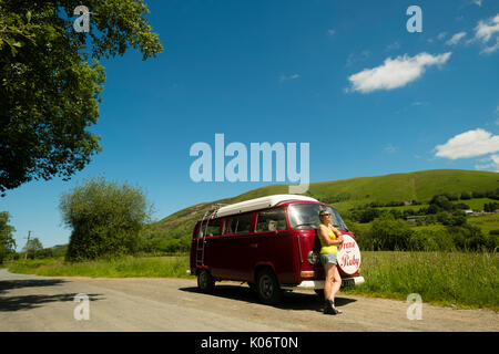 Sommer im Wye Valley: eine Frau mittleren Alters fahren Ihre klassische 1973 VW Typ 2 (T2) Erker roten Wohnmobil Urlaub entlang der malerischen Wye Valley in der Mitte von Wales an einem heißen Juli morgen. Powys Wales UK Stockfoto