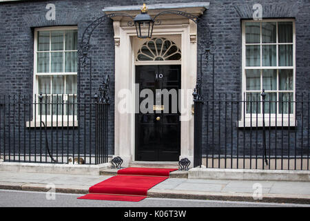 London, Großbritannien. 13. Juli 2017. Ein roter Teppich vor 10 Downing Street für den Staatsbesuch des Königs Philipp VI. von Spanien. Stockfoto