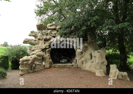 Nachbildung der Grotte von Lourdes, in der Rue de la Grotte, Vron, Somme, Hauts-de-France, Frankreich Stockfoto