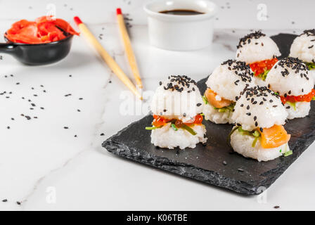 Trend hybrid Essen. Japanische asiatische Küche. Mini Sushi-Burger, Sandwiches mit Lachs, hayashi Wakame, daikon, Ingwer, roter Kaviar. Weißer Marmor tisch, Stockfoto