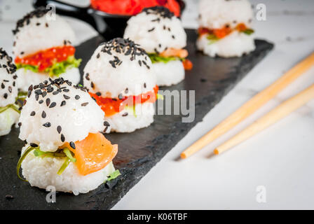 Trend hybrid Essen. Japanische asiatische Küche. Mini Sushi-Burger, Sandwiches mit Lachs, hayashi Wakame, daikon, Ingwer, roter Kaviar. Weißer Marmor tisch, Stockfoto