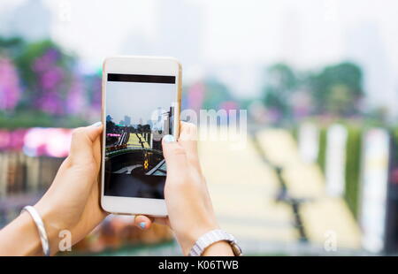 Mädchen mit Smart Phone von Guangzhou modernes Umfeld in China Stockfoto