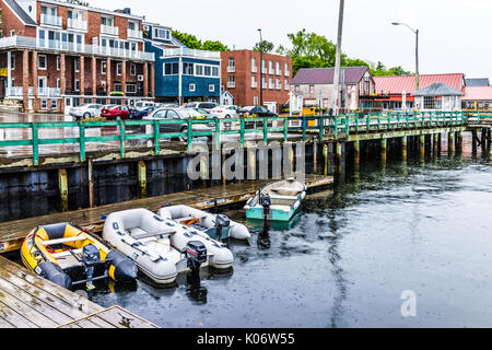 Castine, USA - Juni 9, 2017: leere Holz- Marina Hafen in einem kleinen Dorf in Maine bei Regen mit Booten und Parkplatz Stockfoto