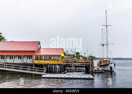 Castine, USA - Juni 9, 2017: leere Holz- Marina Hafen in einem kleinen Dorf in Maine bei Regen mit Booten und Waterfront Restaurant Gebäude Stockfoto