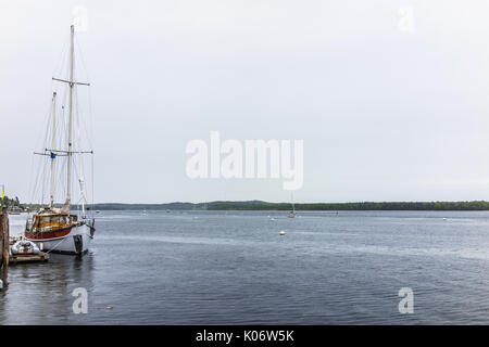 Castine, USA - Juni 9, 2017: leere Holz- Marina Hafen in einem kleinen Dorf in Maine bei Regen mit Segelboot Stockfoto