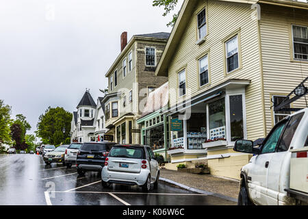 Castine, USA - Juni 9, 2017: Leere kleines Dorf in Maine bei Regen mit Gebäuden auf steilen Hügel Hauptstraße Stockfoto