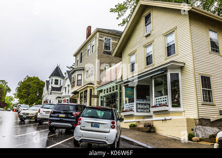 Castine, USA - Juni 9, 2017: Leere kleines Dorf in Maine bei Regen mit Gebäuden auf steilen Hügel Hauptstraße Stockfoto