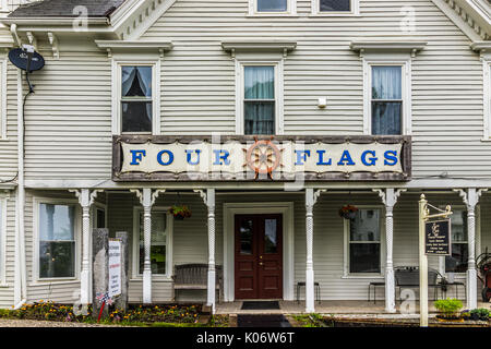 Castine, USA - Juni 9, 2017: Leere kleines Dorf in Maine bei Regen mit vier Fahnen Geschenk Schild mit Schiff Lenkung Helm Stockfoto