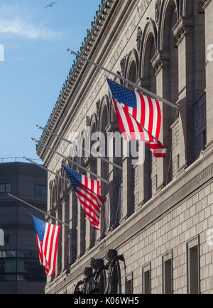 Low Angle View von Dartmouth St Fassade der Boston Public Library im Copley Square in Boston, Massachusetts. Stockfoto