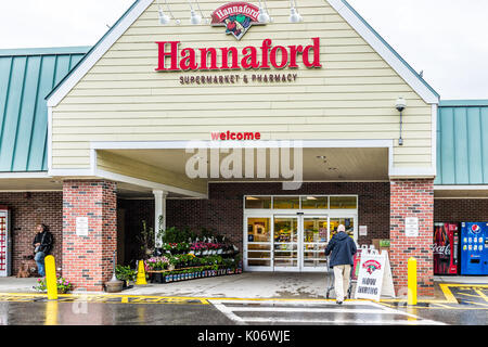 Camden, USA - Juni 9, 2017: Hannaford supermarket in Maine Stadt mit Zeichen und Leute einkaufen Stockfoto