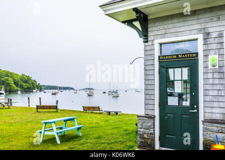 Rockport, USA - Juni 9, 2017: Hafenmeister Türschild in kleinen Maine Dorf von Marina und Boote Stockfoto