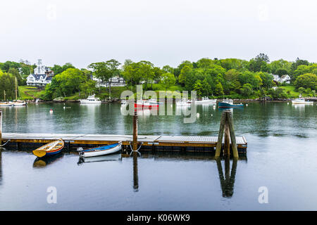 Rockport, USA - Juni 9, 2017: Leere Marina Hafen in einem kleinen Dorf in Maine bei Regen mit Booten und Holz- Dock Stockfoto