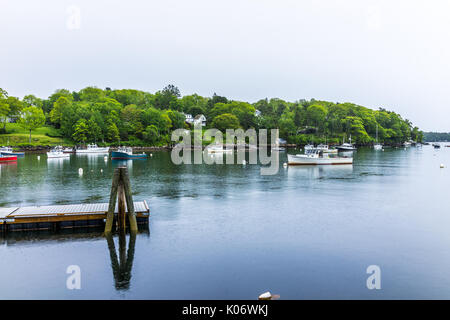 Rockport, USA - Juni 9, 2017: Leere Marina Hafen in einem kleinen Dorf in Maine bei Regen mit Booten und Holz- Dock Stockfoto