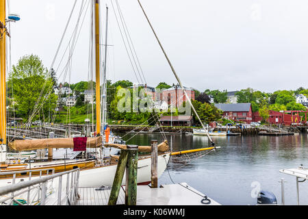 Rockport, USA - Juni 9, 2017: Leere Marina Hafen in einem kleinen Dorf in Maine bei Regen mit Booten und Blick auf Downtown Stockfoto