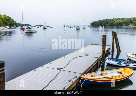 Rockport, USA - Juni 9, 2017: Leere Marina Hafen in einem kleinen Dorf in Maine bei Regen mit Booten und Holz- Dock Stockfoto