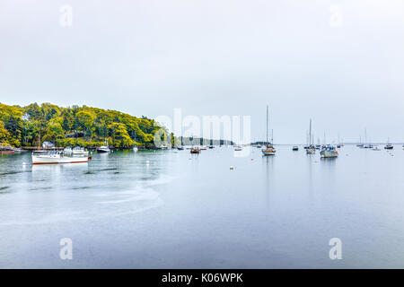 Rockport, USA - Juni 9, 2017: Leere Marina Hafen in einem kleinen Dorf in Maine bei Regen mit Booten im Herbst Stockfoto