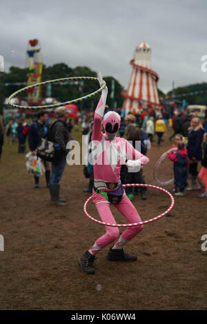 Ein hoola Hoop Performer in einem morph Kombi im Jahr 2017 Green Man Festival in Glanusk Park, Brecon Beacons, Wales. Foto Datum: Sonntag, August 20, 2017. Pho Stockfoto