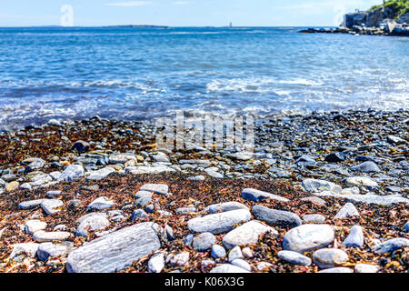 Rocky öffentlichen Strand namens Ship Cove durch Portland Head Lighthouse in Cape Elizabeth, Maine Stockfoto