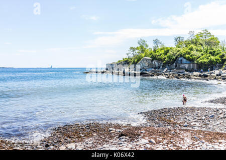 Cape Elizabeth, USA - 10. Juni 2017: Frau sie eine Runde schwimmen in felsigen öffentlichen Strand namens Ship Cove durch Portland Head Lighthouse in Maine Stockfoto