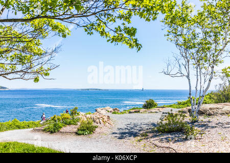 Cape Elizabeth, USA - 10. Juni 2017: Menschen zu Fuß auf Wanderwegen durch Portland Head Lighthouse in Fort Williams Park in Maine im Sommer Stockfoto