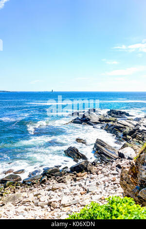 Cliff Felsen Luftaufnahme von Trail durch Portland Head Lighthouse in Fort Williams Park in Cape Elizabeth, Maine im Sommer Tag Stockfoto