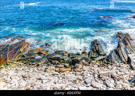 Cliff Felsen Luftaufnahme durch Portland Head Lighthouse in Fort Williams Park in Cape Elizabeth, Maine im Sommer Tag Stockfoto