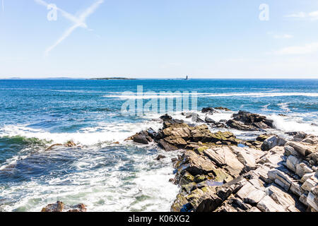 Cliff Felsen Luftaufnahme von Trail durch Portland Head Lighthouse in Fort Williams Park in Cape Elizabeth, Maine im Sommer Tag Stockfoto