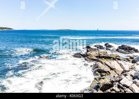 Cliff Felsen Luftaufnahme von Trail durch Portland Head Lighthouse in Fort Williams Park in Cape Elizabeth, Maine im Sommer Tag Stockfoto