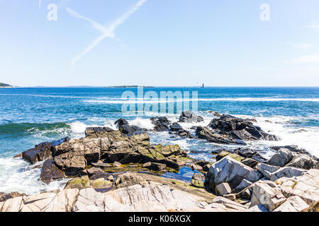 Cliff Felsen Luftaufnahme von Trail durch Portland Head Lighthouse in Fort Williams Park in Cape Elizabeth, Maine im Sommer Tag Stockfoto