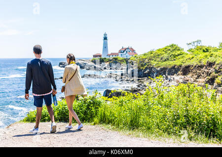 Cape Elizabeth, USA - 10. Juni 2017: Junges Paar zu Fuß auf den Weg vom Rand der Klippe Felsen an der Portland Head Lighthouse in Fort Williams Park in Maine, d Stockfoto