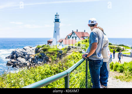 Cape Elizabeth, USA - 10. Juni 2017: Die Menschen an der Portland Head Lighthouse in Fort Williams Park in Maine im Sommer Tag suchen Stockfoto