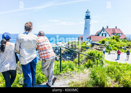 Cape Elizabeth, USA - 10. Juni 2017: Die Menschen an der Portland Head Lighthouse in Fort Williams Park in Maine im Sommer Tag suchen Stockfoto