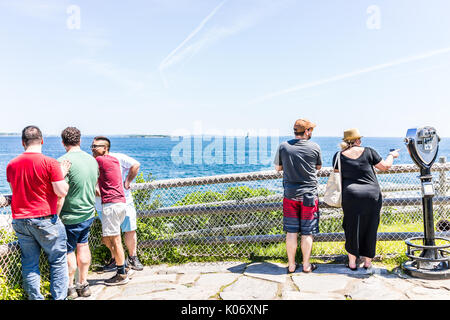 Cape Elizabeth, USA - 10. Juni 2017: Menschen bei Anzeigen in Fort Williams Park in Maine im Sommer Tag suchen Stockfoto