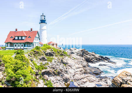 Cape Elizabeth, USA - 10. Juni 2017: Portland Head Lighthouse und Museum in Fort Williams Park in Maine im Sommer Tag mit Cliff und ocea Stockfoto