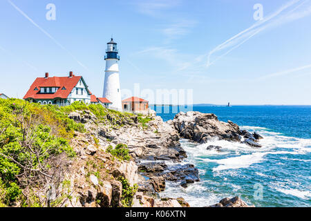 Cape Elizabeth, USA - 10. Juni 2017: Portland Head Lighthouse und Museum in Fort Williams Park in Maine im Sommer Tag mit Cliff und ocea Stockfoto